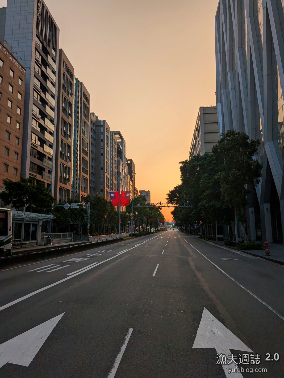 清晨六點台北中山北路晨光與國慶國旗飄揚