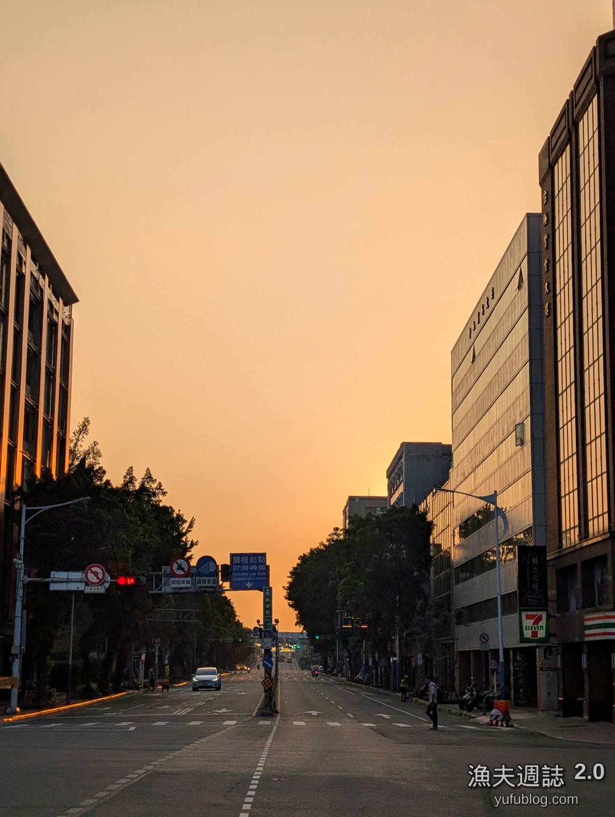 台北市中山北路晨跑街景與橘紅色晨曦