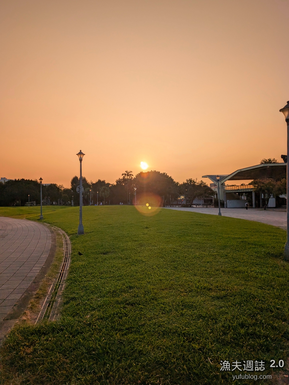 花博公園圓山園區廣闊草地與藍天景色
