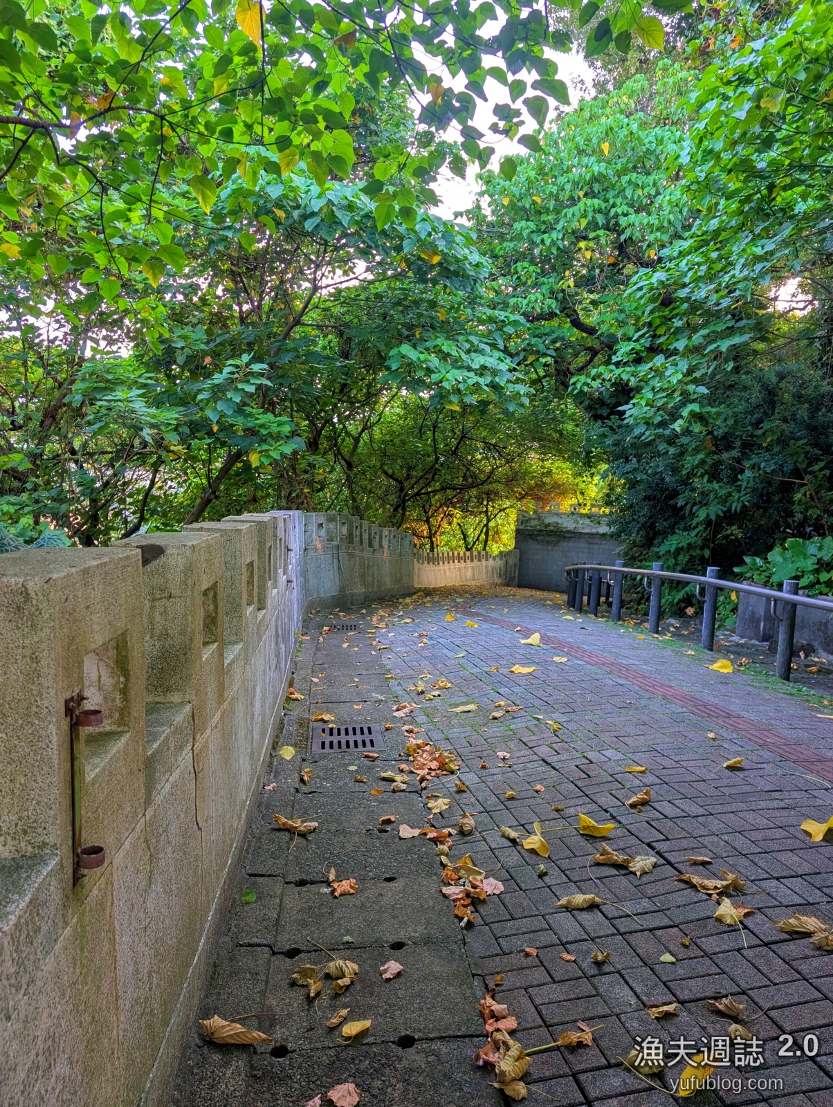 圓山昨日世界仿古城牆與古樸磚石步道