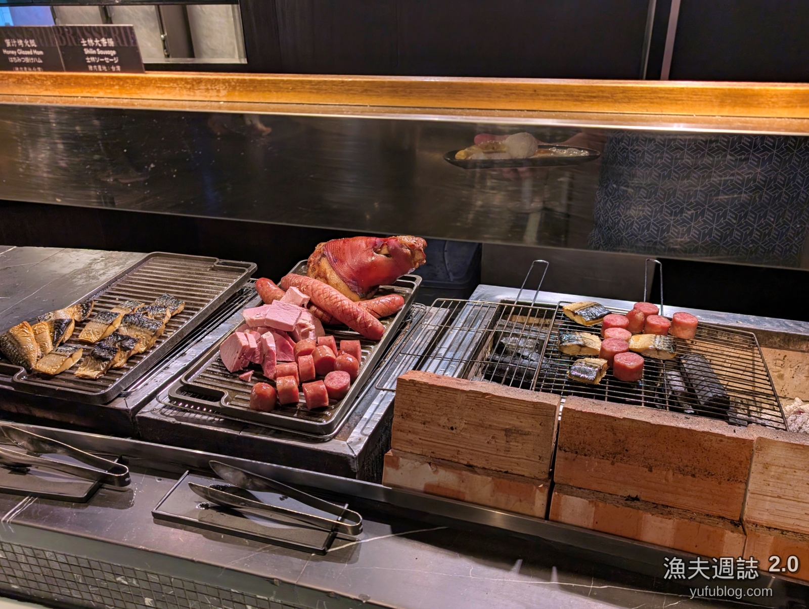 柏麗廳熟食區煙燻豬腳香腸與日式烤鯖魚