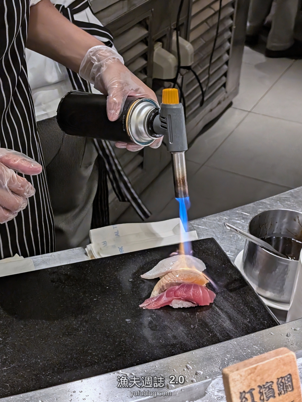 師傅現場噴槍炙燒紅濱鯛與海鱺魚握壽司