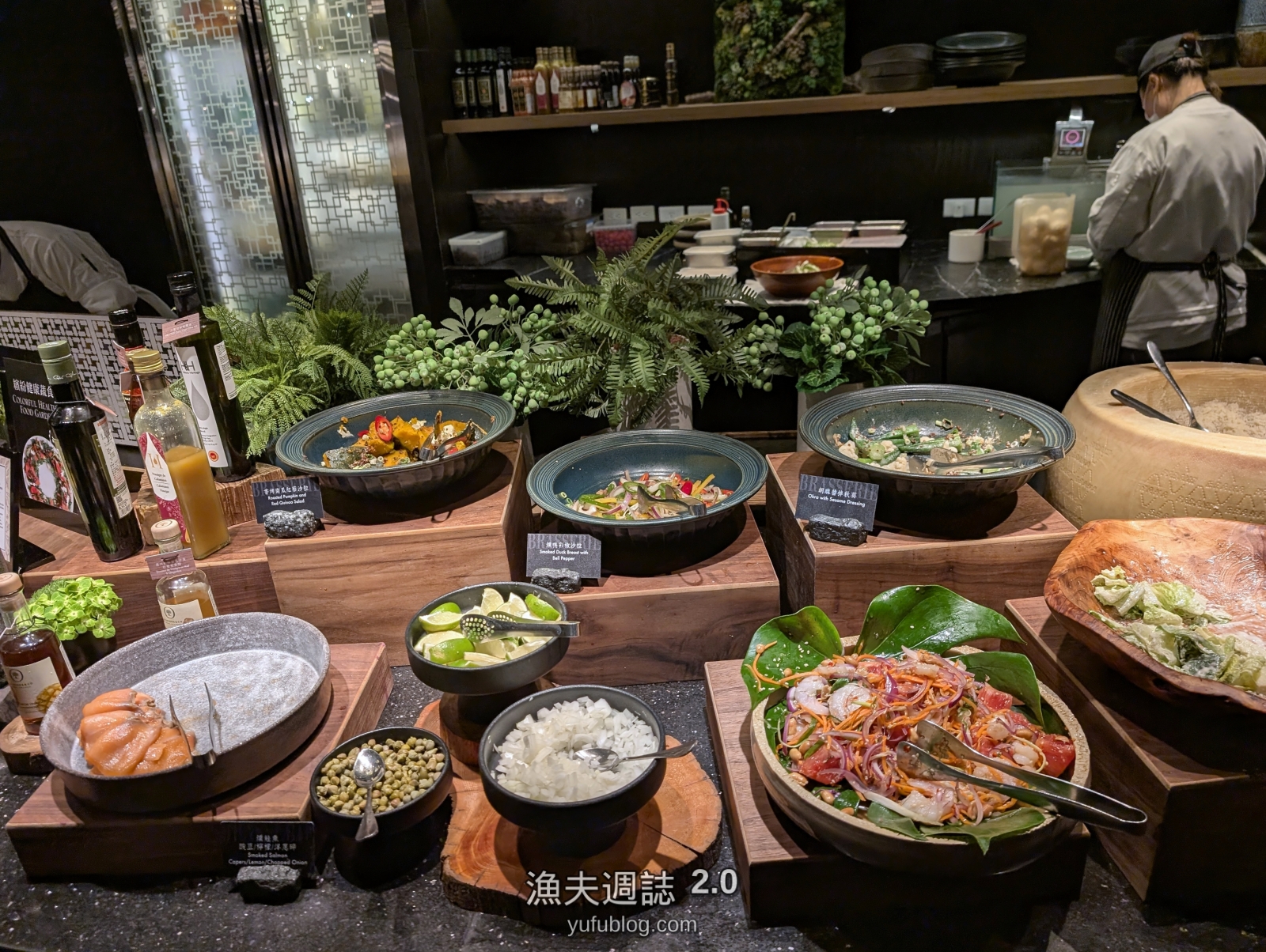 柏麗廳冷盤特區大片煙燻鮭魚與胡麻拌秋葵
