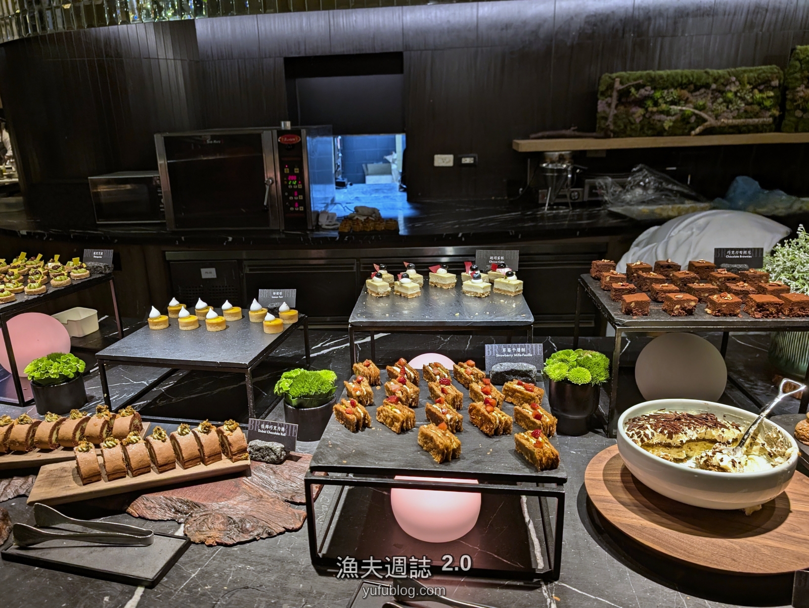 柏麗廳繽紛甜點櫃草莓千層酥與杜拜巧克力