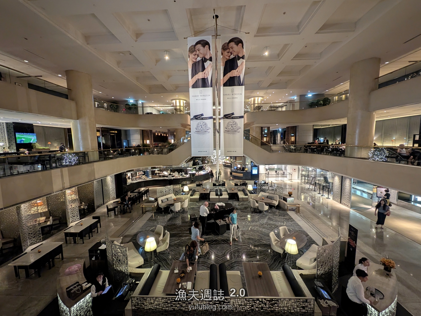 台北晶華酒店azie中庭餐廳挑高現場鋼琴演奏