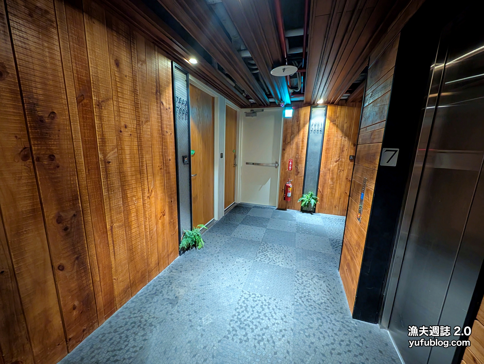田中央旅店七樓客房走廊實木質感與沉穩設計