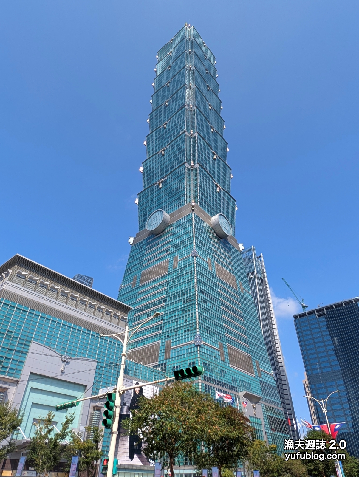從台北世貿一館步行前往麵屋千雲信義101店的信義區街景