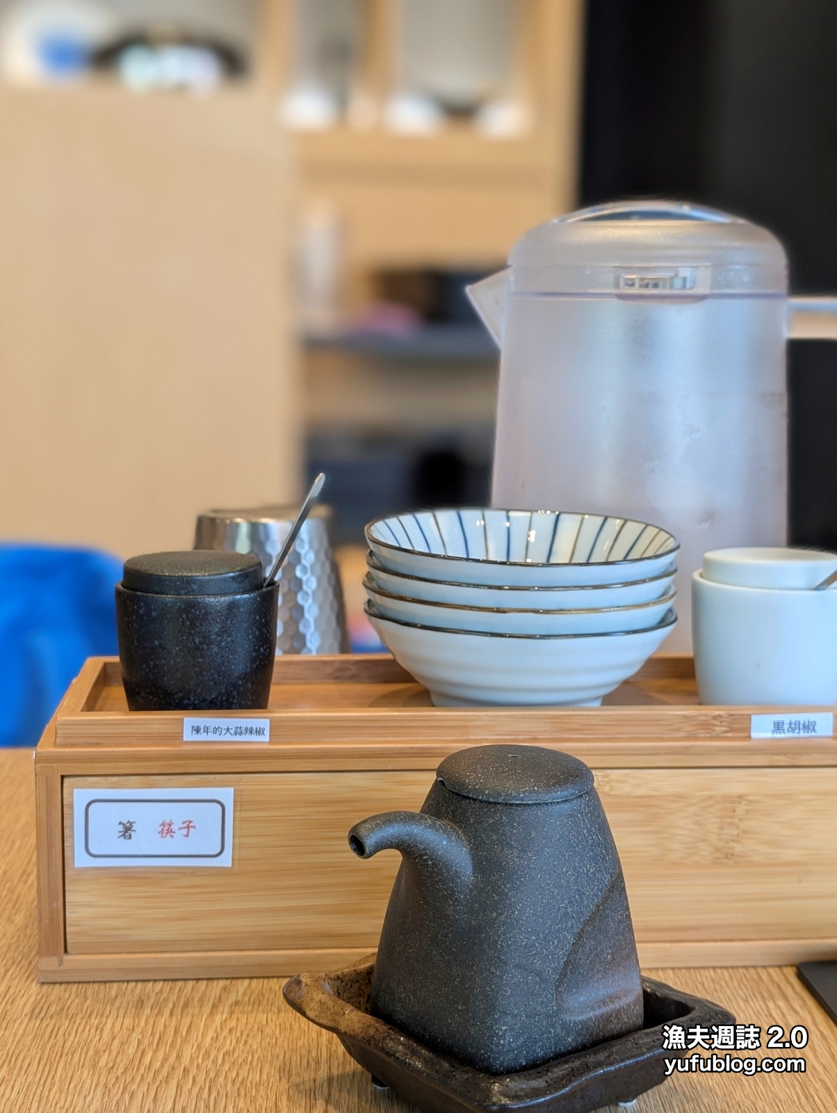 麵屋千雲桌面提供之特製醬油、大蒜辣椒與黑胡椒罐