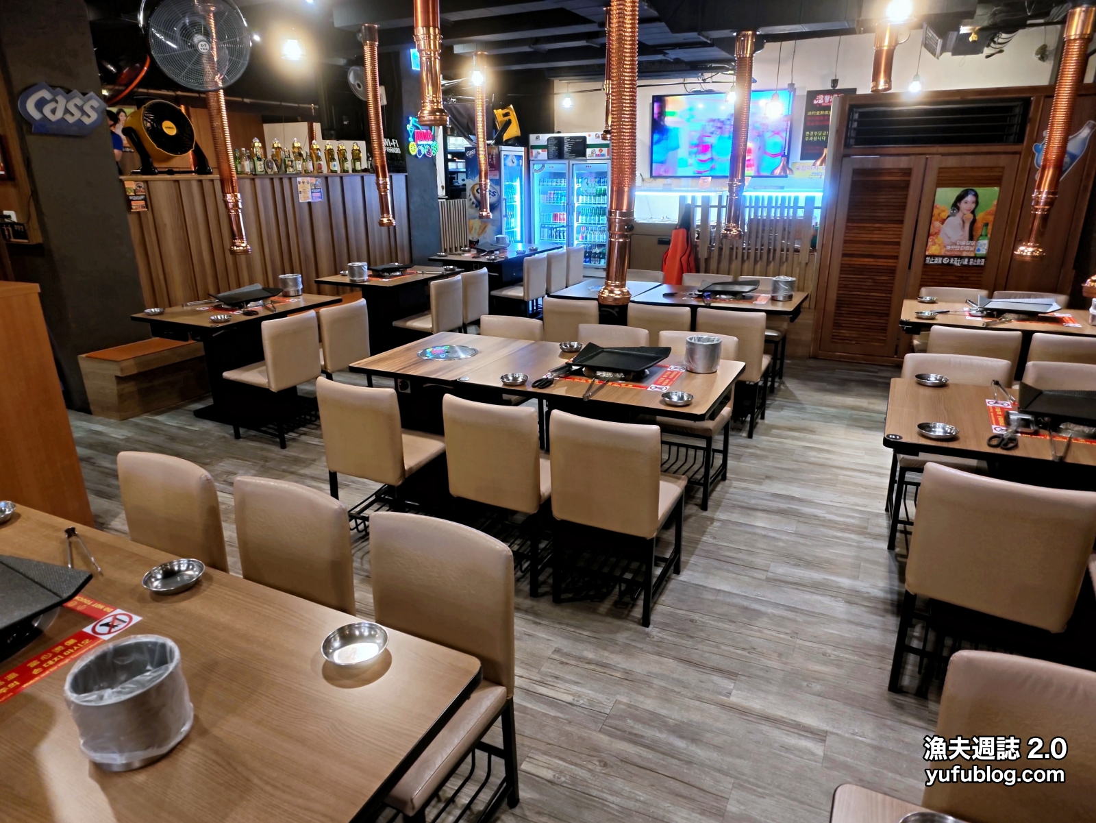 韓時代店內用餐環境與桌面抽油煙管設施