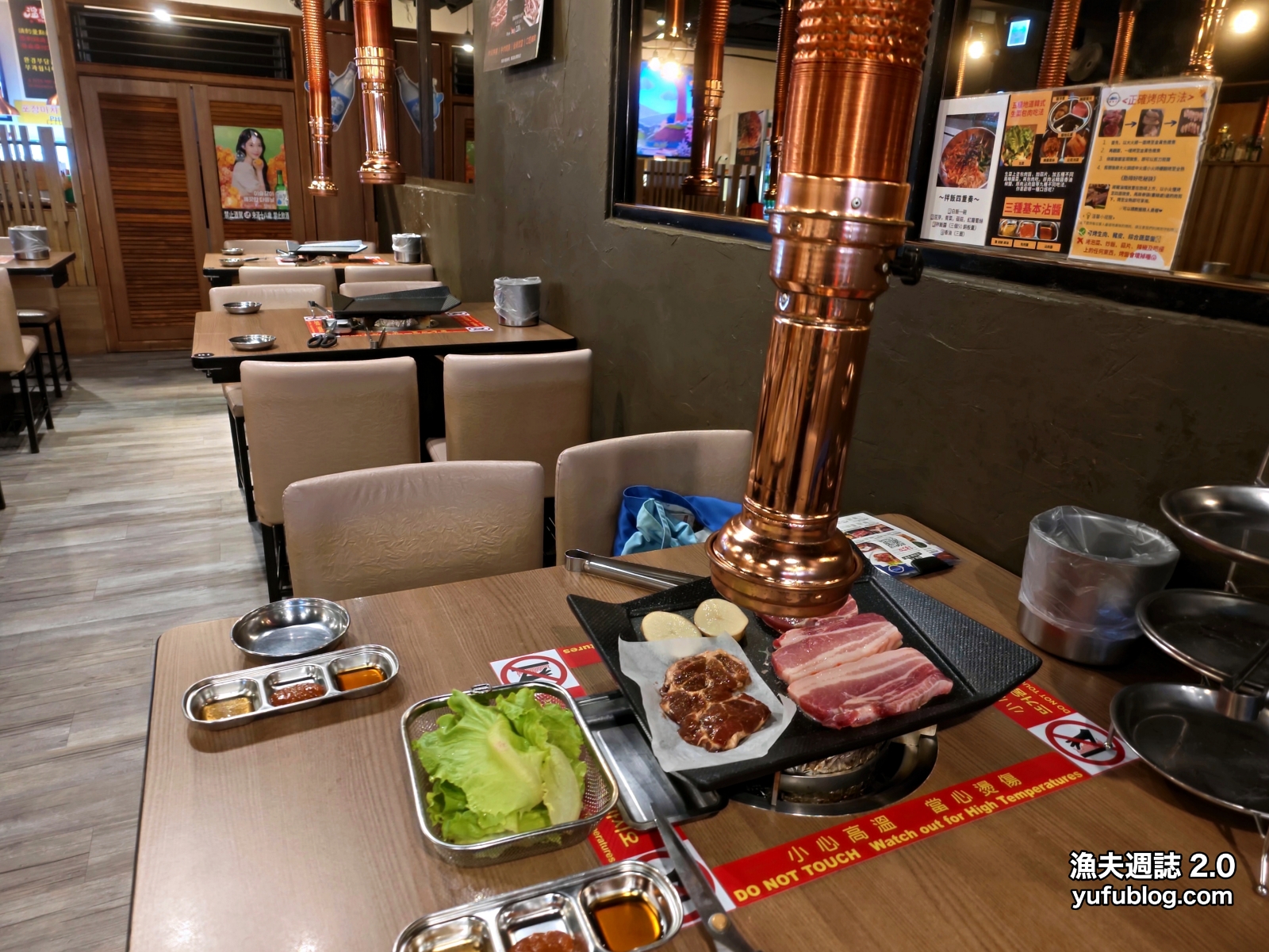 韓時代基本肉盤大塊豬五花醃製排骨與特製斜面烤盤