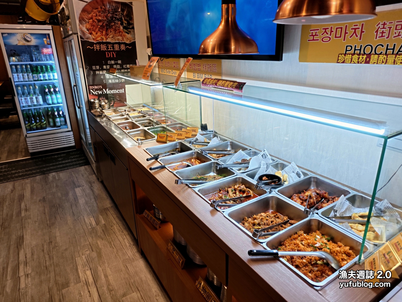 韓時代豐富熟食附餐吧台一字排開