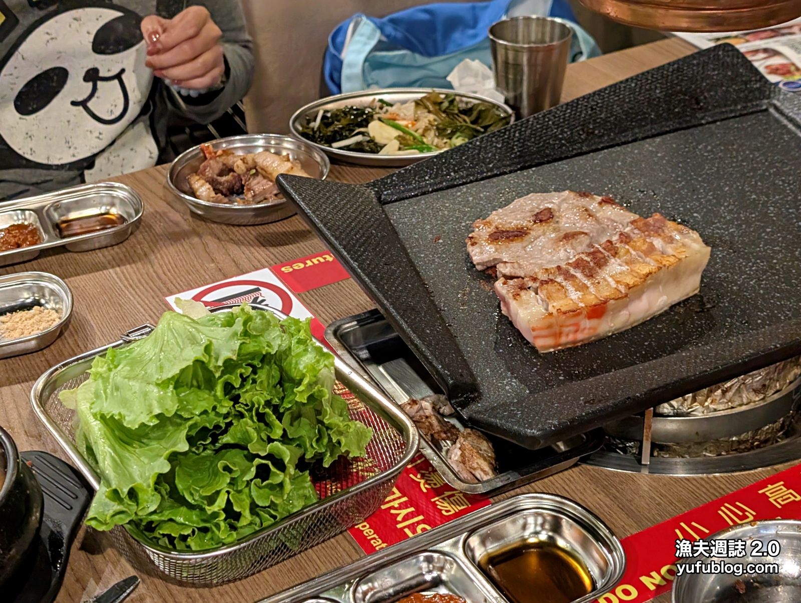 韓時代新鮮翠綠包肉生菜包裹烤肉泡菜與蒜片