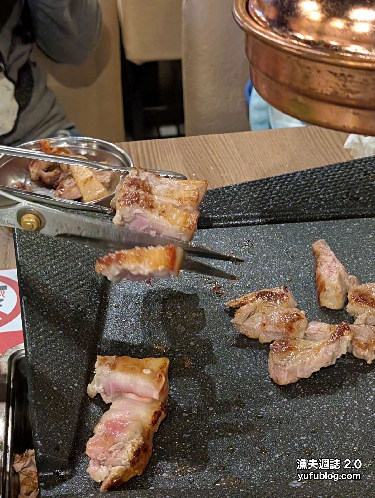 韓時代店員親切桌邊服務巡桌協助烤肉剪肉