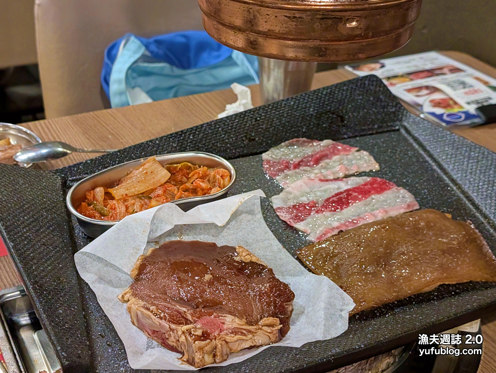 韓時代薄切牛肉片在烤盤上迅速加熱熟成