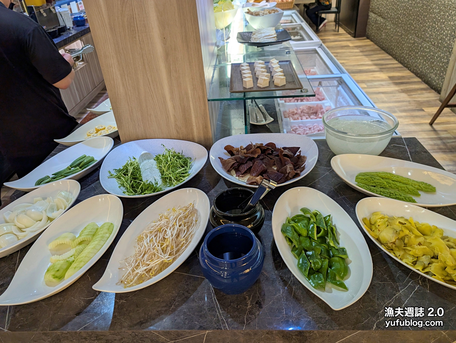 誠鮮精緻鍋物角落蔬菜區苦瓜青椒絲瓜秋葵與豆芽