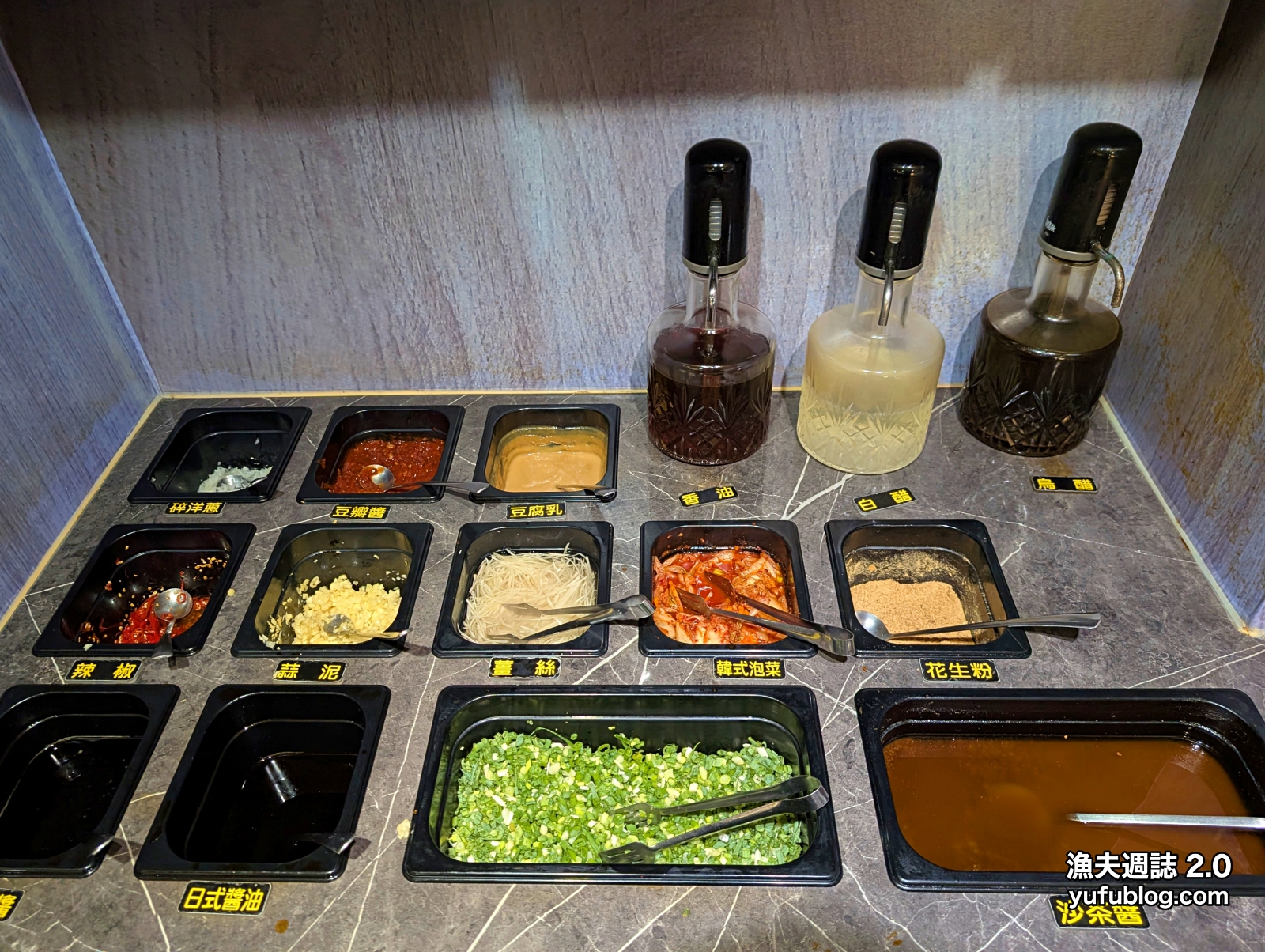 誠鮮精緻鍋物豐富乾淨的醬料吧台