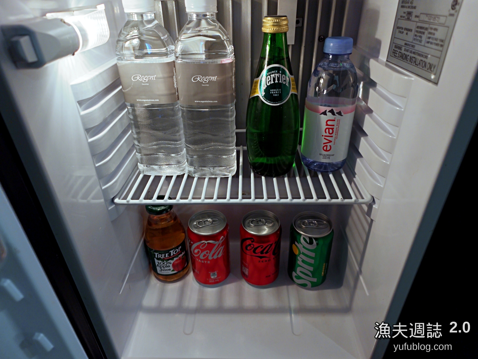 小冰箱裡Perrier 氣泡水、evian 礦泉水、蘋果汁、可樂及雪碧|800