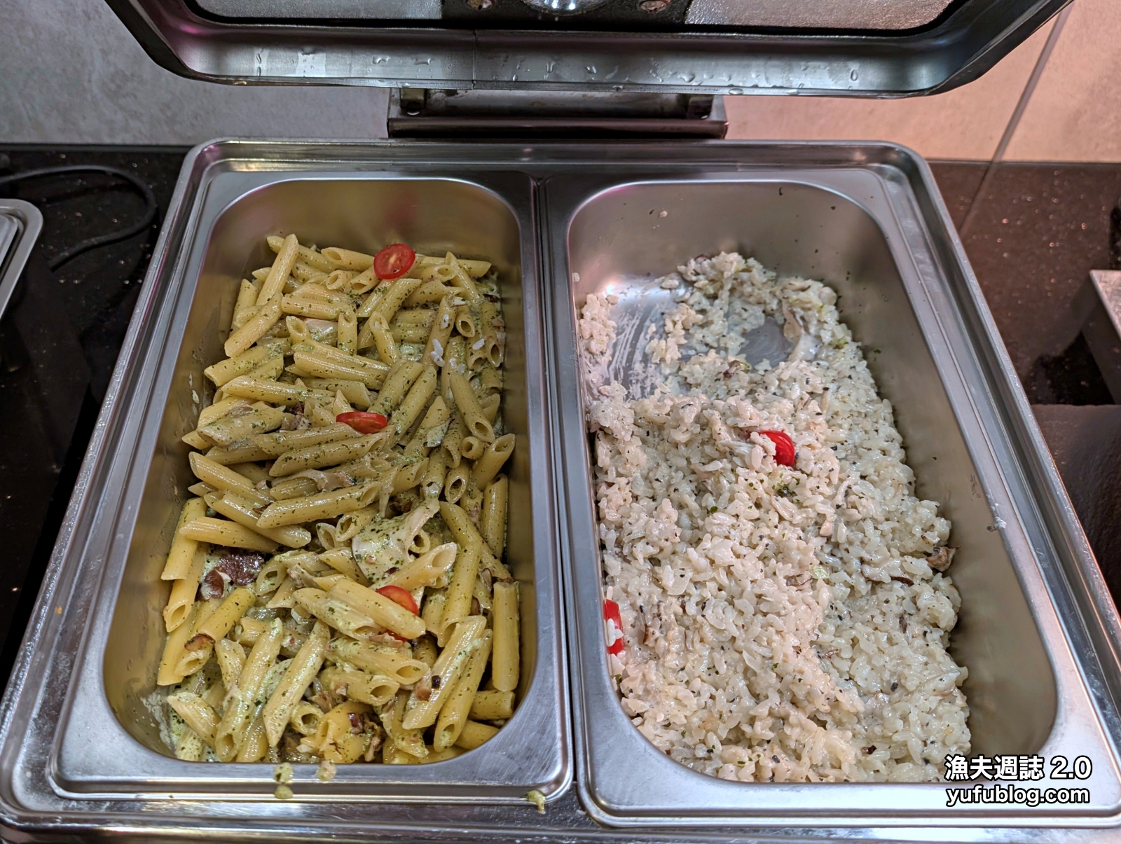 洋石岩燒牛排自助吧主食：松露野菇燉飯與青醬奶油筆管麵