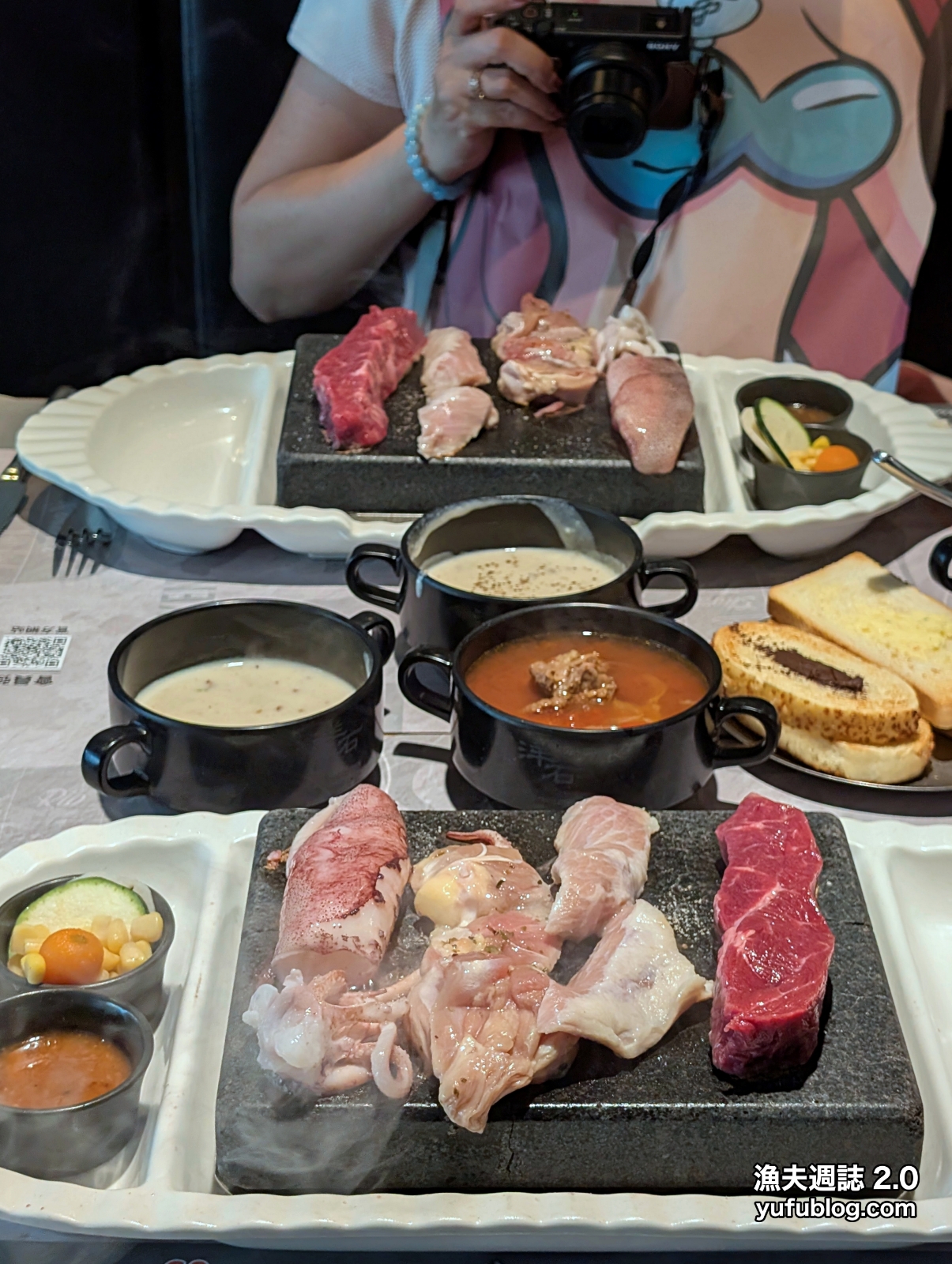 擺滿海陸食材在400度岩燒石板上滋滋作響的高級肉品與海鮮