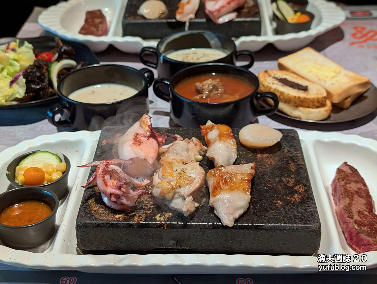 店員示範岩燒牛排煎烤熟度與生食級干貝烹調
